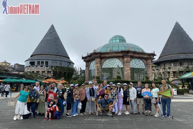 Khách chụp ảnh lưu niệm