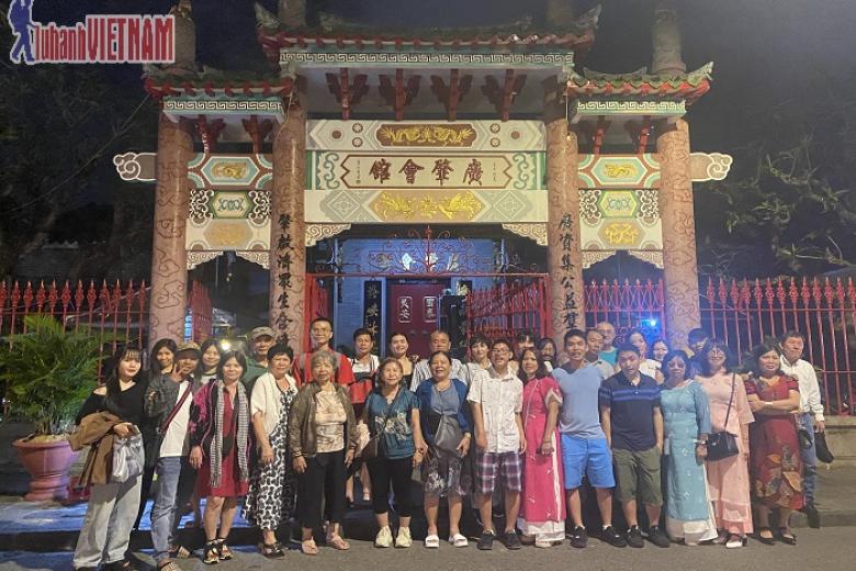 Khách chụp ảnh lưu niệm