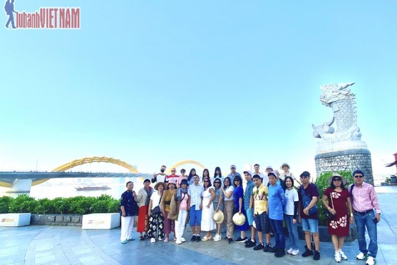 Khách chụp ảnh lưu niệm