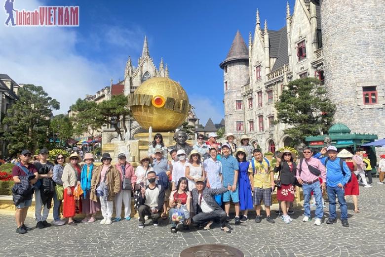 Khách chụp ảnh lưu niệm