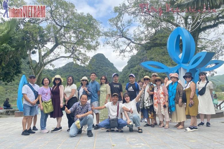 Khách chụp ảnh lưu niệm