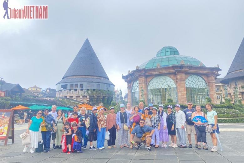 Khách chụp ảnh lưu niệm