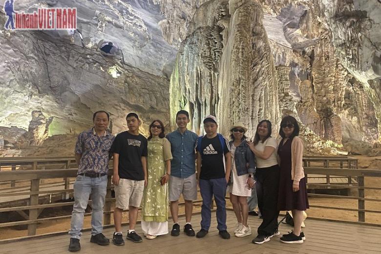 Khách chụp ảnh lưu niệm