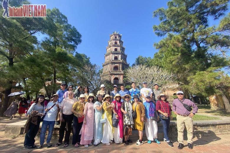 Khách chụp ảnh lưu niệm