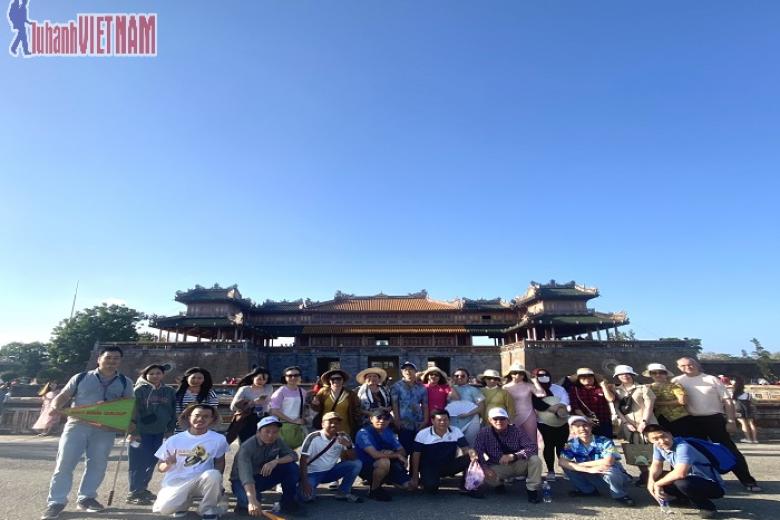 Khách chụp ảnh lưu niệm