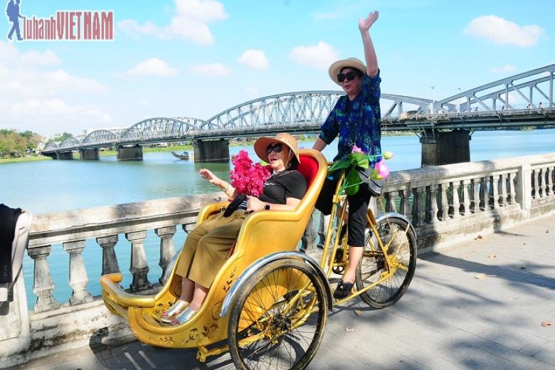 Khách chụp ảnh lưu niệm