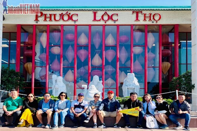 Khách chụp ảnh lưu niệm