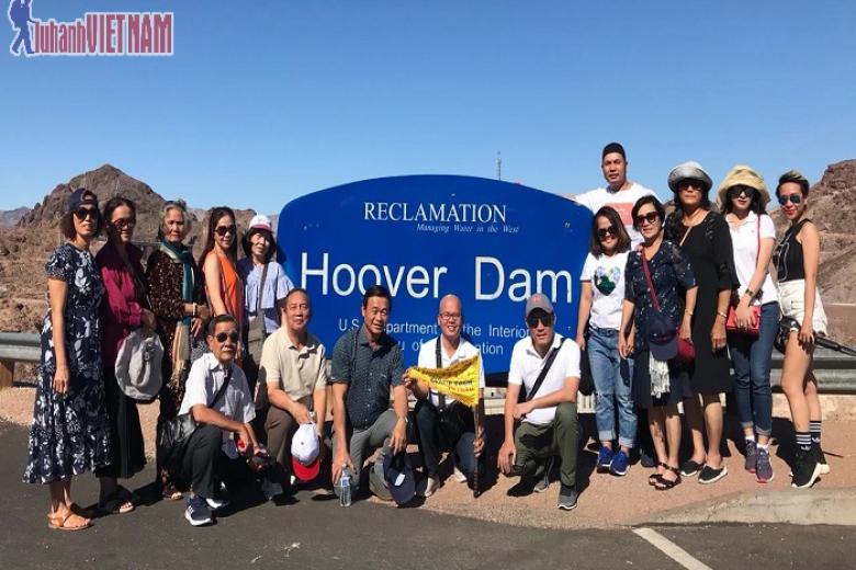 Khách chụp ảnh lưu niệm