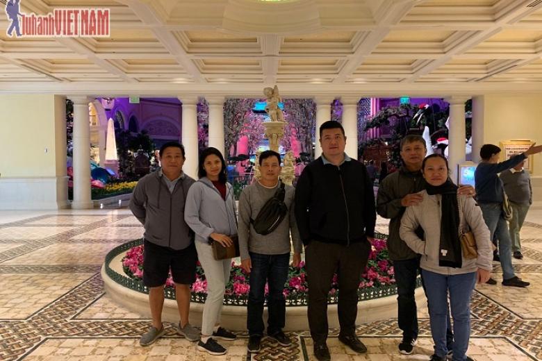 Khách chụp ảnh lưu niệm