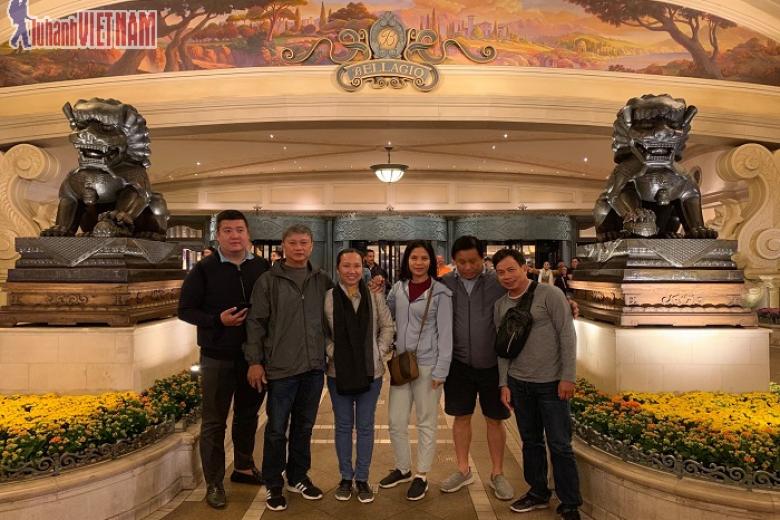 Khách chụp ảnh lưu niệm