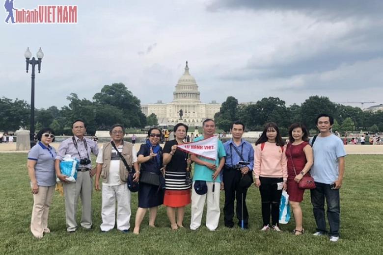 Khách chụp ảnh lưu niệm