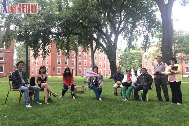 Khách chụp ảnh lưu niệm