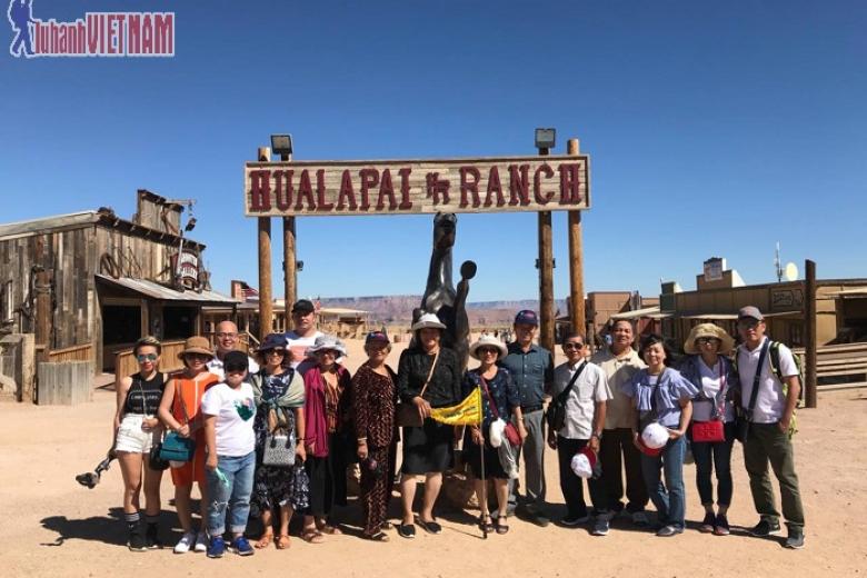 Khách chụp ảnh lưu niệm