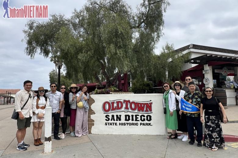 Khách chụp ảnh lưu niệm