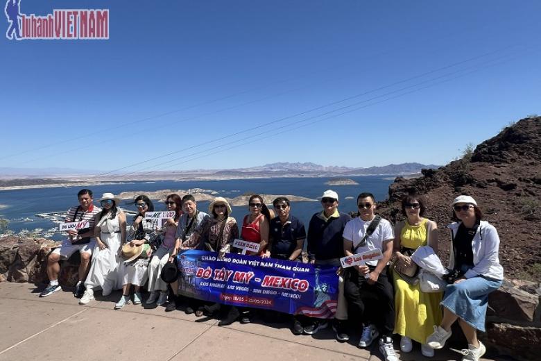 Khách chụp ảnh lưu niệm