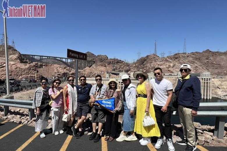 Khách chụp ảnh lưu niệm