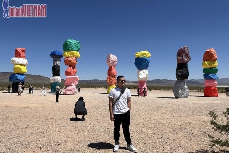 Khách chụp ảnh lưu niệm