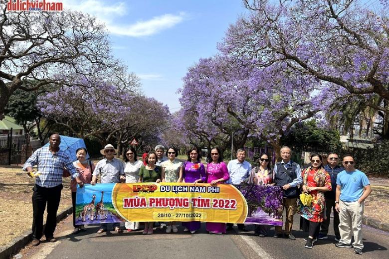 Khách chụp ảnh lưu niệm