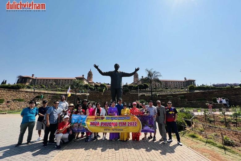 Khách chụp ảnh lưu niệm