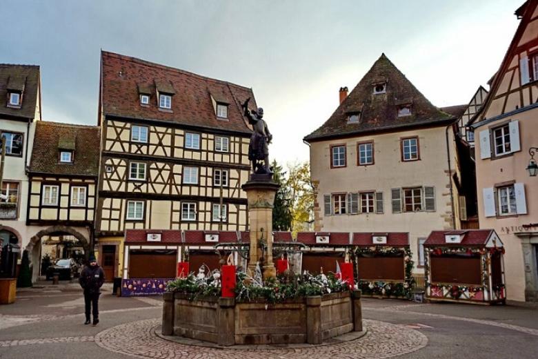 Quảng trường Place de L’Ancienne Douane