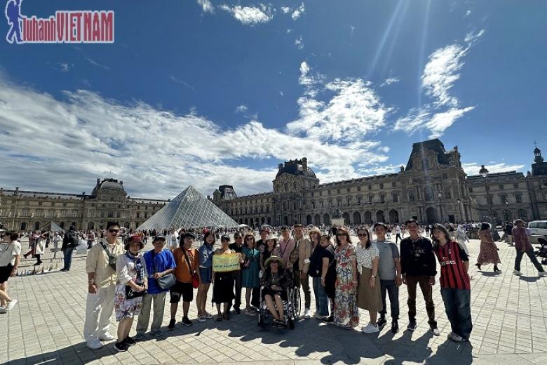 Khách chụp ảnh lưu niệm