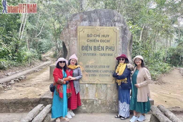 Khách chụp ảnh lưu niệm