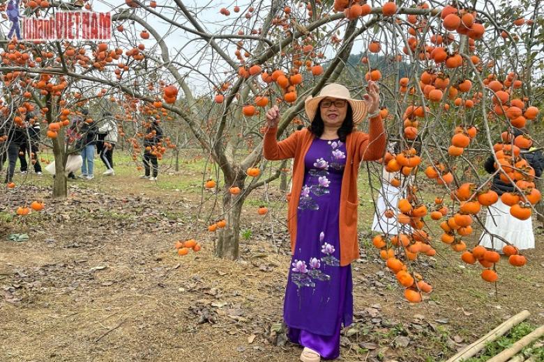 Khách chụp ảnh lưu niệm