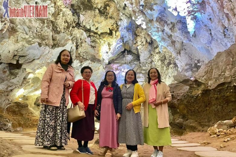 Khách chụp ảnh lưu niệm