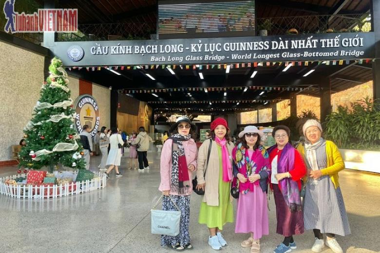 Khách chụp ảnh lưu niệm