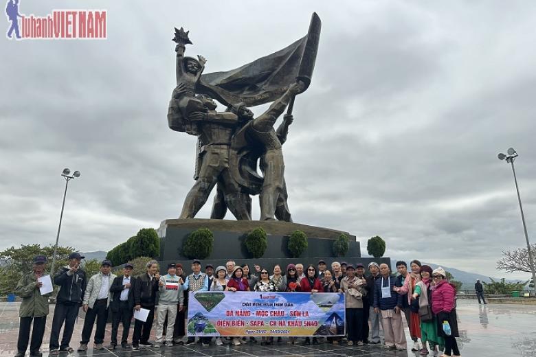 Khách chụp ảnh lưu niệm