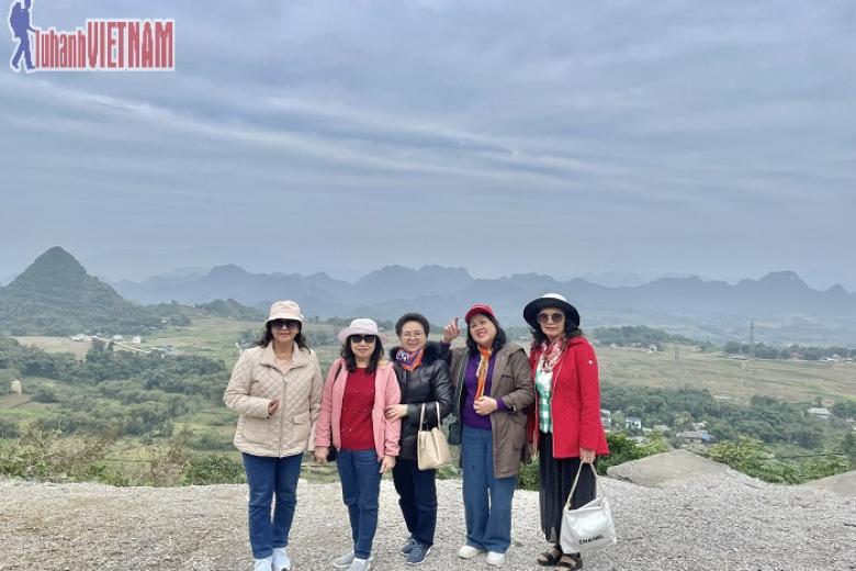 Khách chụp ảnh lưu niệm