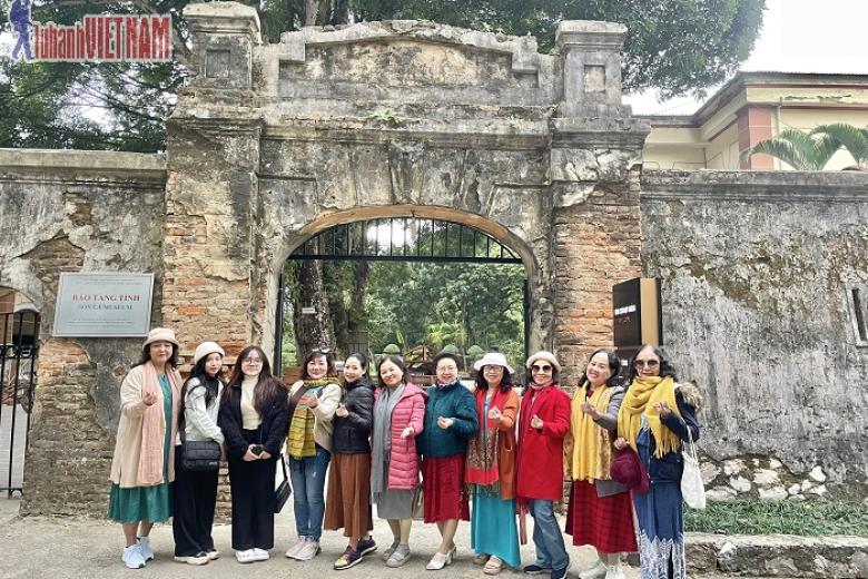 Khách chụp ảnh lưu niệm