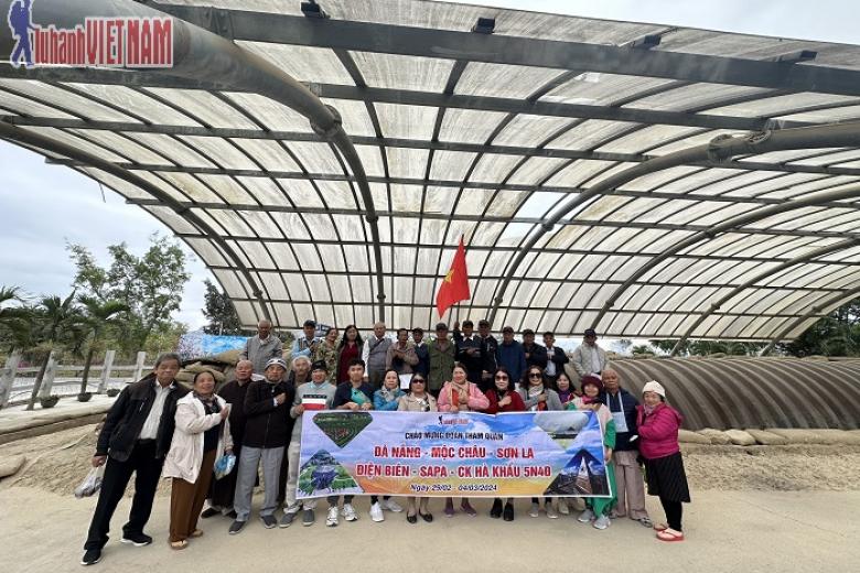 Khách chụp ảnh lưu niệm