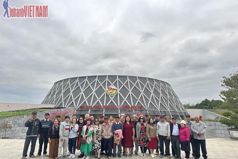 Khách chụp ảnh lưu niệm