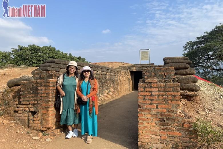 Khách chụp ảnh lưu niệm