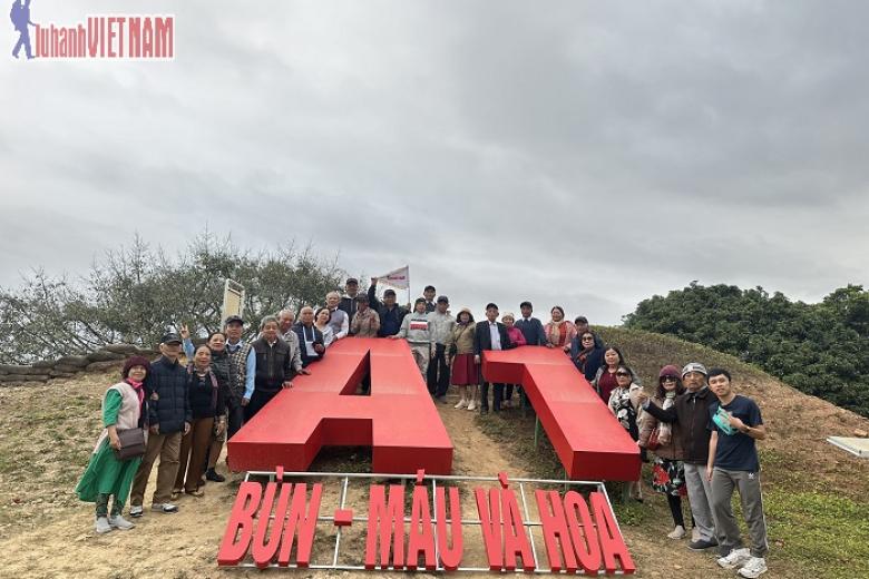 Khách chụp ảnh lưu niệm