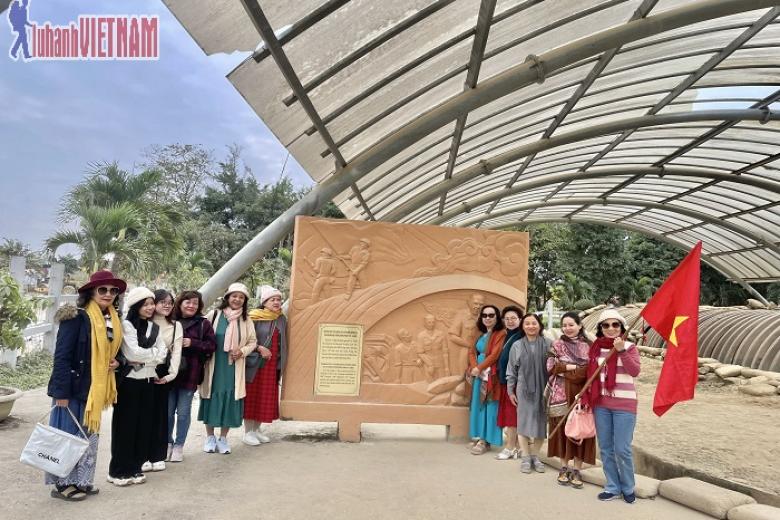 Khách chụp ảnh lưu niệm