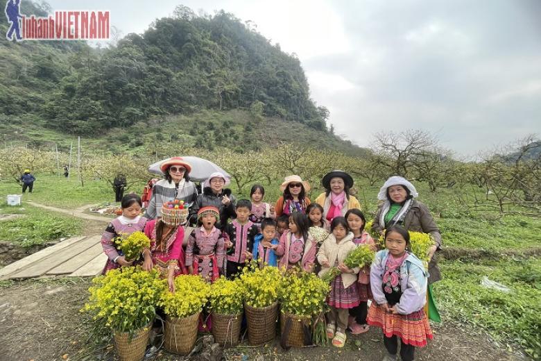 Khách chụp ảnh lưu niệm