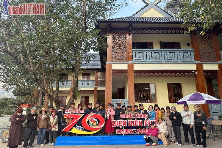 Khách chụp ảnh lưu niệm