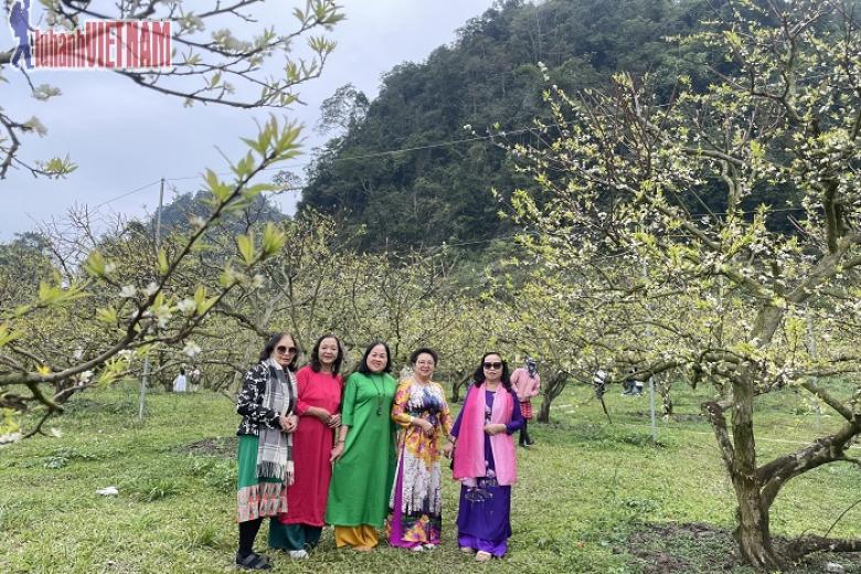 Khách chụp ảnh lưu niệm