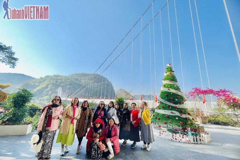 Khách chụp ảnh lưu niệm