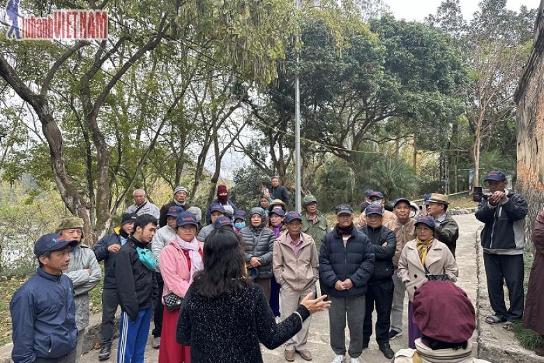 Khách chụp ảnh lưu niệm