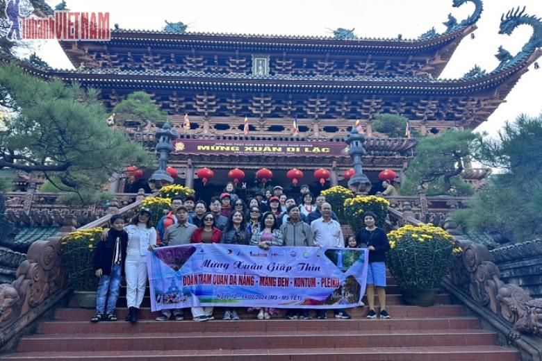 Khách chụp ảnh lưu niệm