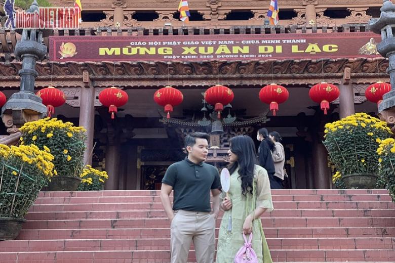 Khách chụp ảnh lưu niệm