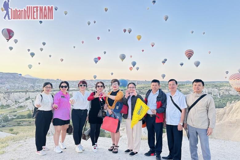 Khách chụp ảnh lưu niệm