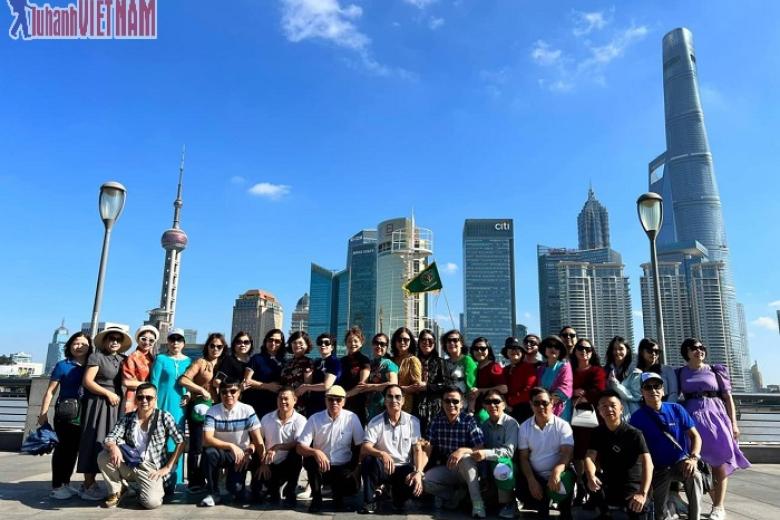 Khách chụp ảnh lưu niệm