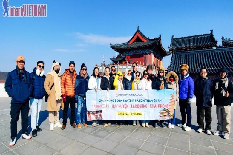 Khách chụp ảnh lưu niệm