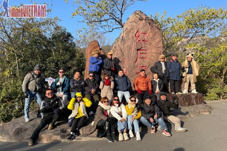 Khách chụp ảnh lưu niệm