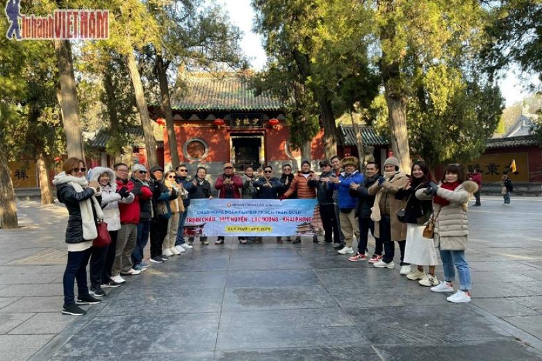 Khách chụp ảnh lưu niệm