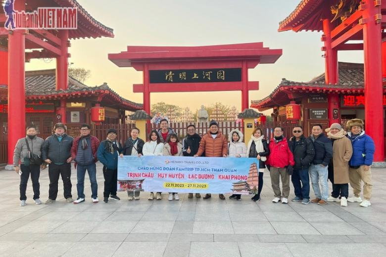 Khách chụp ảnh lưu niệm